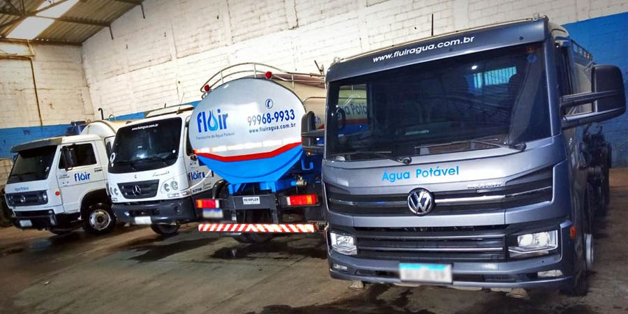 Frota de caminhões pipa novos da Fluir na garagem