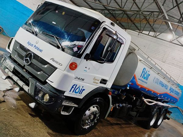 Caminhão pipa da Fluir em operação